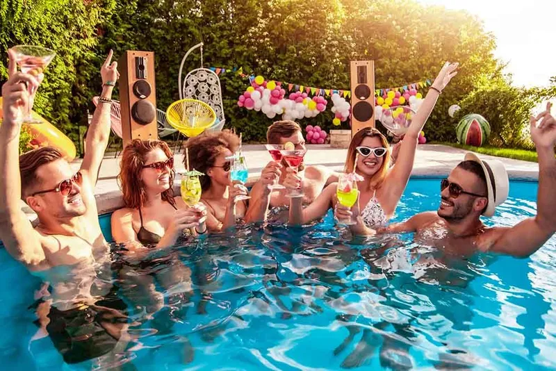 Chapuzones y responsabilidades: La otra cara de tu piscina comunitaria